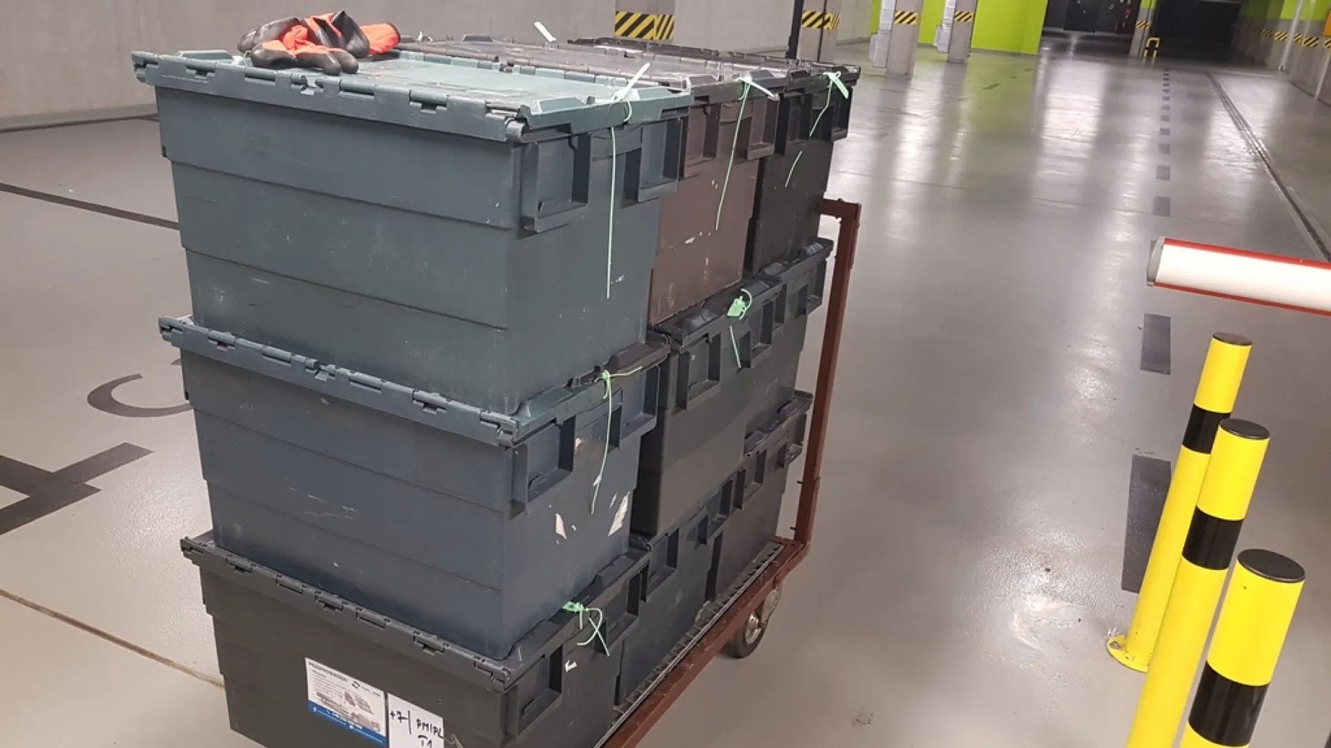Spakowane pojemniki na wózku transportowym
